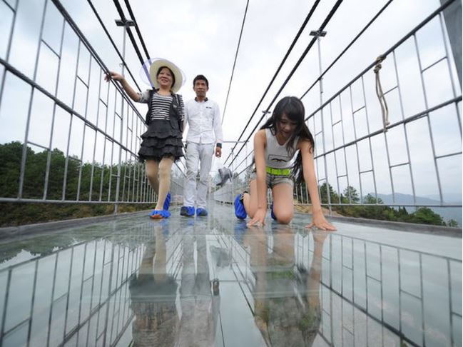 Самый длинный стеклянный мост в мире против кувалды: видео