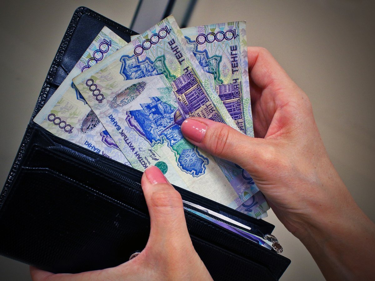 3,1 триллиона тенге задолжали казахстанцы банкам по потребительским кредитам