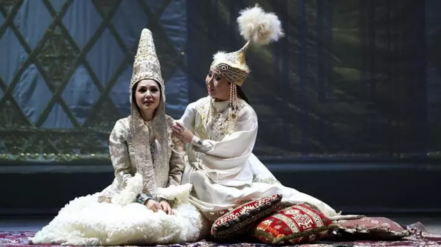 Олар кіреберістерге кіріп жатыр